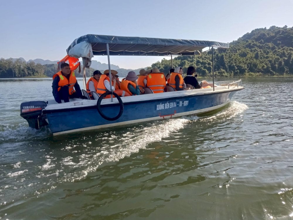 Khách du lịch du ngoạn trên sông Mực